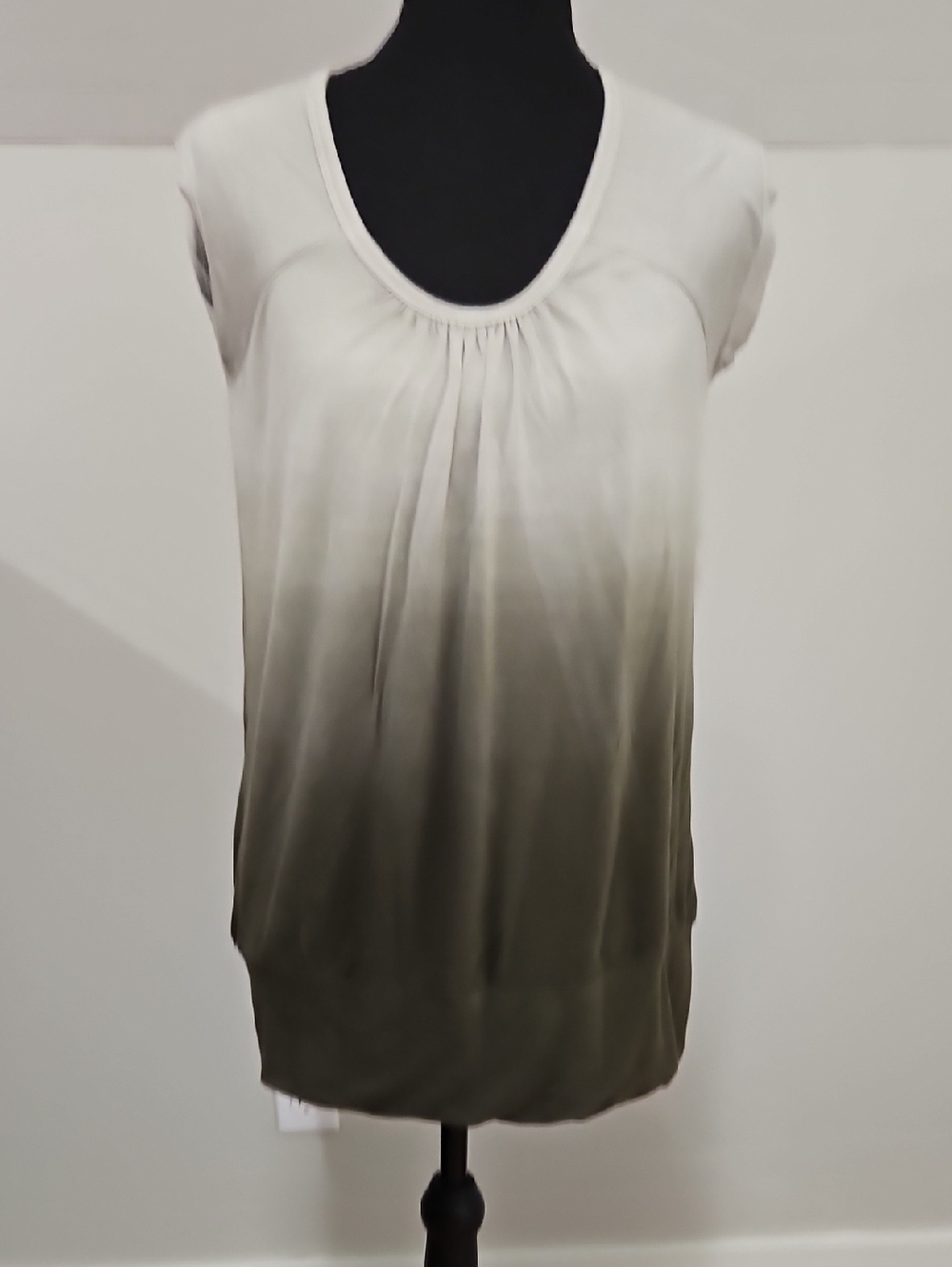 LOCK & LOVE Sleeveless Ombre Scoop Neck Women's Top - Gray Gradient. Size M